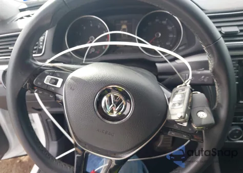 2018 Volkswagen Passat 2.0T R-Line/2.0T S z USA, uszkodzony, nr VIN 1VWAA7A34JC018629